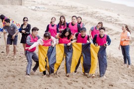 Lợi dụng trò đùa giới tính khi chơi team building