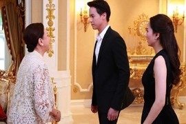 Thấy vợ phải rửa bát, con trai chạy ra mắng mẹ đẻ tới tấp