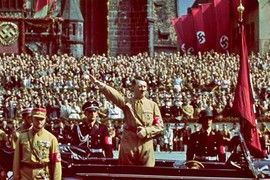 Giải mã sức mê hoặc lạ lùng của Hitler