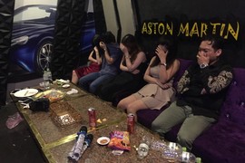 Hàng chục dân chơi thác loạn ma túy trong quán karaoke