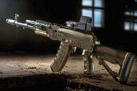 Súng AK-12 của Nga "ăn đứt" M4 của Mỹ trong điều kiện khắc nghiệt 