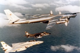 Máy bay Tu-95 Nga già cỗi vẫn đủ sức khiến NATO giật mình lo sợ 