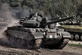 Nga bí mật viện trợ T-62M cho LNA: Một mũi tên trúng hai đích 