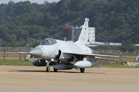 JF-17 thi nhau "nằm đất" vì lỗi kỹ thuật: Của rẻ là của ôi?