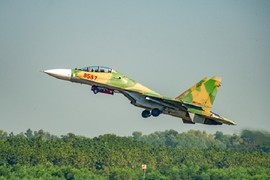 Tiêm kích Su-30MK2 Việt Nam xé gió luyện đòn trên không