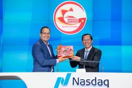 Chủ tịch UBND TP HCM Phan Văn Mãi thăm Sàn Giao dịch Chứng khoán NASDAQ