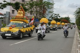 Rợn người nghề “hầu ma“