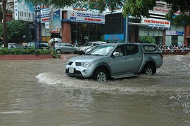 Nước ngập chưa quá tâm bánh xe, ôtô vẫn đi được 