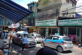 Taxi "bủa vây" cổng Bệnh viện Nhi TW, người bệnh kêu trời