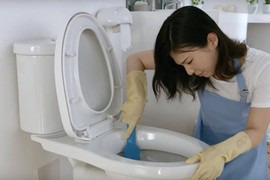 Dùng toilet, cụ bà bỏng nặng vì một thứ nhà nào cũng có