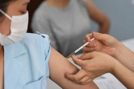 Mặc hớ đi tiêm vaccine, chính chủ khiến người nhìn được phen nóng mặt