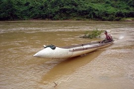 Những chiếc thuyền độc đáo được làm từ thùng nhiên liệu chiến tranh