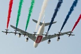 Chiến đấu cơ nhào lộn ngoạn mục tại Dubai Airshow 2015