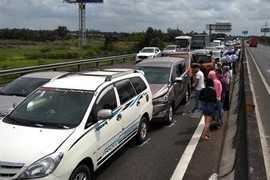 8 ôtô tông liên hoàn trên cao tốc Trung Lương, giao thông ùn tắc 10 km