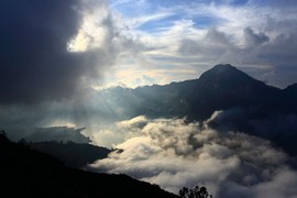 Hai sân bay Indonesia “tê liệt” vì núi lửa phun trào