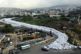 Nhức nhối “dòng sông” rác ở Lebanon