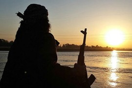 Kinh hãi phiến quân IS dìm chết trẻ nhỏ Iraq vượt sông Euphrates