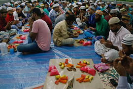 Cận cảnh bữa Iftar của tín đồ Hồi giáo trong tháng Ramadan