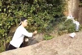 Kinh ngạc bậc thầy Kung fu phi lá bài “xé toạc” lon bia