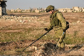 Hiểm nguy rình rập lính Nga dọn bom mìn ở thành phố Aleppo