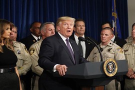 Tổng thống Trump 'né' vấn đề kiểm soát súng trong chuyến thăm Las Vegas