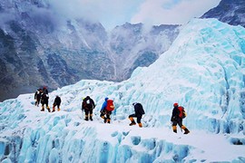 Sự thật gây sốc về hành trình chinh phục đỉnh Everest