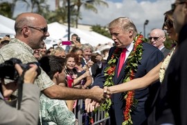 Ảnh: Vợ chồng Tổng thống Trump thăm Hawaii trước khi đến Châu Á