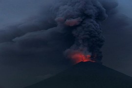 Kinh hoàng cảnh núi lửa Indonesia phun trào, "thiêu rụi" thiên đường Bali