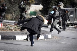 Khoảnh khắc kinh hoàng Israel bắn chết người Palestine đeo “đai bom“