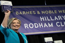 Năm vừa rồi Cựu Ngoại trưởng Mỹ Hillary Clinton làm gì?