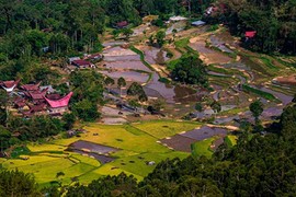 Rùng mình trong ngôi làng nơi người sống ở cùng...người chết