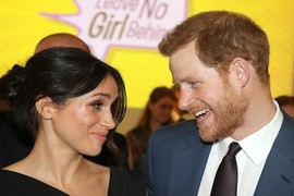 Khoảnh khắc ngọt ngào hạnh phúc của cặp đôi Hoàng gia Harry-Markle