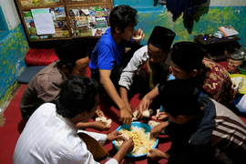 Tận mục cuộc sống sinh viên Indonesia trong tháng ăn chay Ramadan