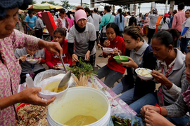 Tận mục một ngày của công nhân giày da Campuchia