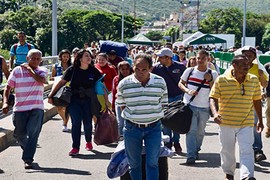 Khủng hoảng kinh tế, dân Venezuela ùn ùn kéo sang Colombia