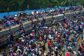 Nghẹt thở cảnh chen chúc trên những chuyến tàu Bangladesh