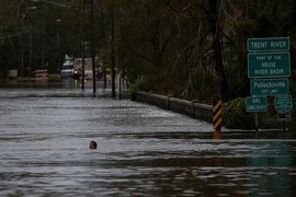 Dân Mỹ khốn khổ vì ngập lụt kinh hoàng sau siêu bão Florence