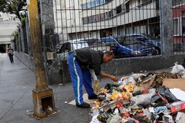 Nhói lòng cảnh người dân Venezuela bới rác tìm thức ăn