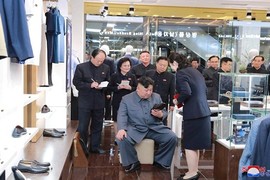 Chủ tịch Triều Tiên Kim Jong-un đích thân thị sát các nhà máy