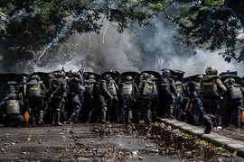 Kinh hoàng bạo loạn sau bầu cử Tổng thống Indonesia, Jakarta thành "chiến trường"