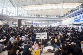 Sân bay Hong Kong "thất thủ" vì biểu tình lớn