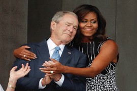 Ấn tượng tình bạn của cựu Tổng thống Mỹ Bush và bà Michelle Obama