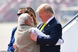 Ảnh: Tổng thống Mỹ Donald Trump thăm Ấn Độ, ôm Thủ tướng Modi