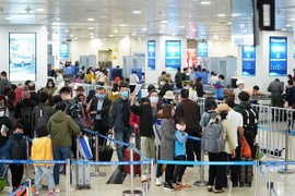 Việt Nam tạm dừng nhập cảnh với du khách từ Anh và khu vực Schengen