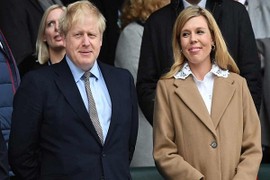 Thủ tướng Anh Boris Johnson đón con trai đầu lòng với hôn thê