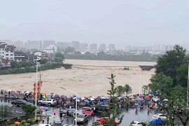 Hãi hùng nước lũ cuốn trôi, phá hủy loạt cây cầu hàng trăm tuổi