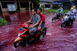 Cận cảnh dòng nước lũ "đỏ như máu" tràn vào ngôi làng ở Indonesia