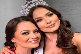 Tân Miss Universe, bị fan chê già gần bằng mẹ khi khoe ảnh chụp chung