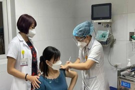 Hỏi đáp vaccine COVID-19: Phát hiện có bầu sau tiêm ảnh hưởng gì đến thai?