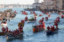 Độc lạ cảnh ông già Noel đua thuyền ở thành Venice